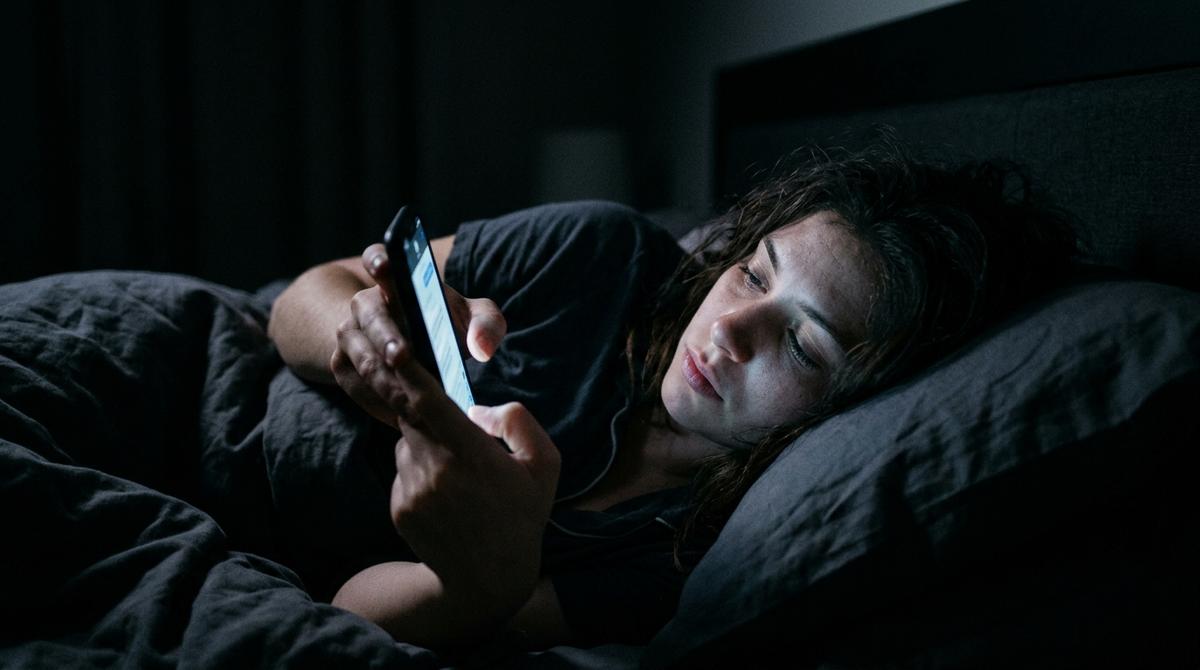How to Stop Doom Scrolling Before Bed (Science-Backed Tips)